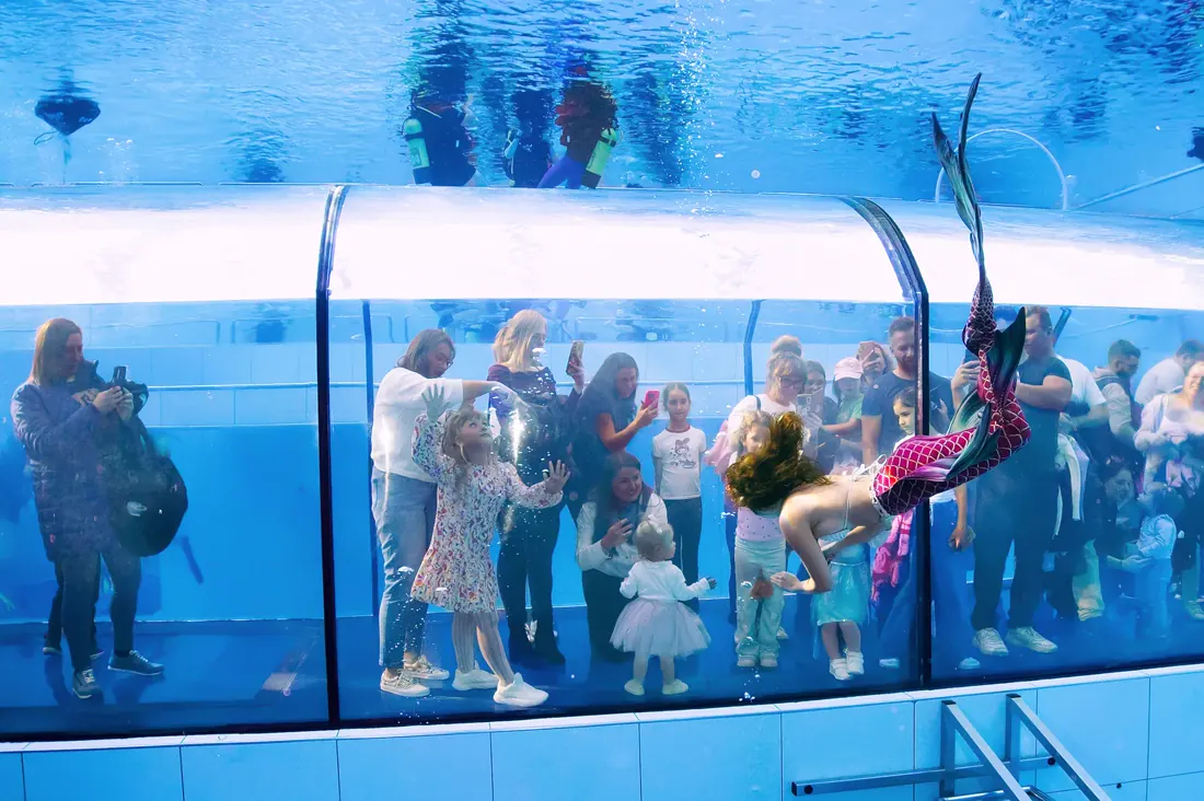 Pokaz mermaidingu w Deepspot — tłum dzieci przy szybie